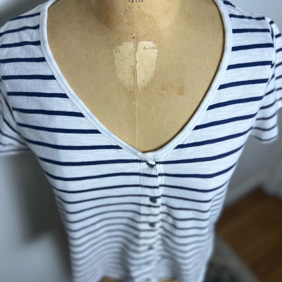 Old Navy navy and white striped women’s v-neck t-shirt XS 
Tee - Picture 2 of 5
